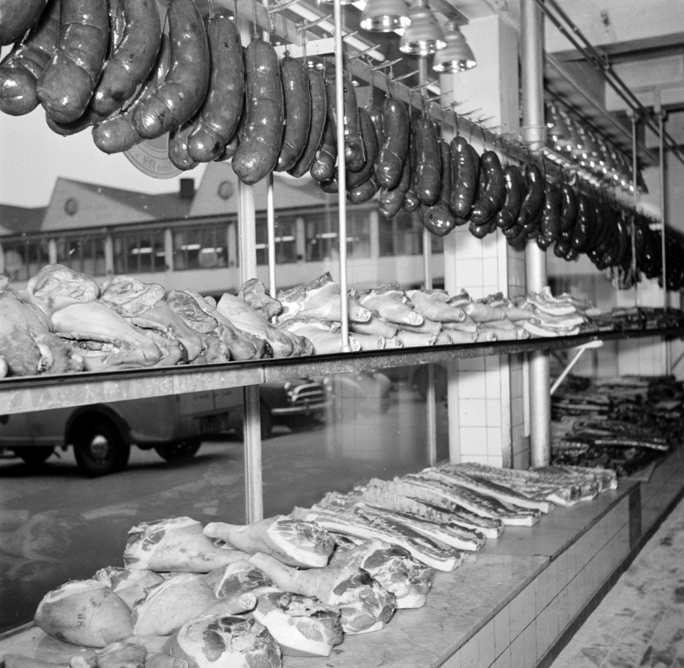 Varkenspoten, spek en worsten in de etalage van de winkel bij de vleeshallen, Bestanddeelnr 252-9069