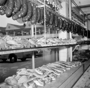 Varkenspoten, spek en worsten in de etalage van de winkel bij de vleeshallen, Bestanddeelnr 252-9069