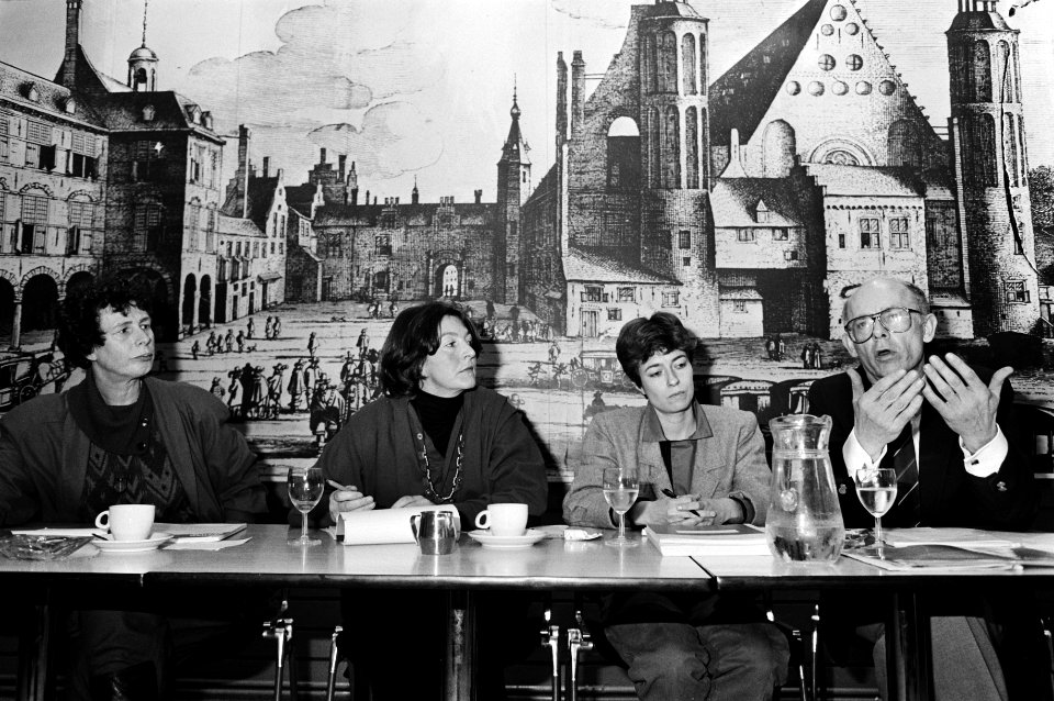 V.l.n.r. Pijkel Schröder (voorzitter), Martine van de Does (voorlichter) en Tree, Bestanddeelnr 932-4789
