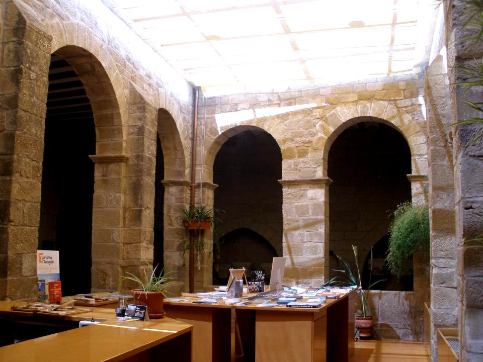 Uncastillo - Iglesia de San Martín, claustro 3