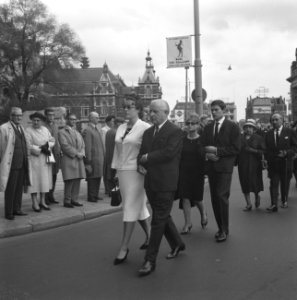Uitvaart stoffelijk overschot Hans Kaart uit de Stadsschouwburg Echtgenote Car…, Bestanddeelnr 915-2931