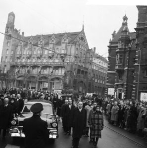 Uitvaart Rika Hopper vanuit Stadsschouwburg te Amsterdam uitgedragen, Bestanddeelnr 915-9131