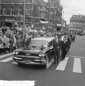 Uitvaart stoffelijk overschot Hans Kaart uit de Stadsschouwburg De wagen met de, Bestanddeelnr 915-2926