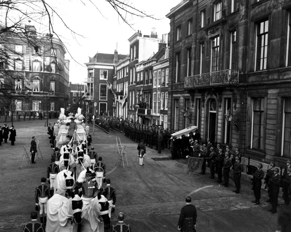Uitvaart prinses Wilhelmina , uitdragen kist Lange Voorhout, Bestanddeelnr 914-5853