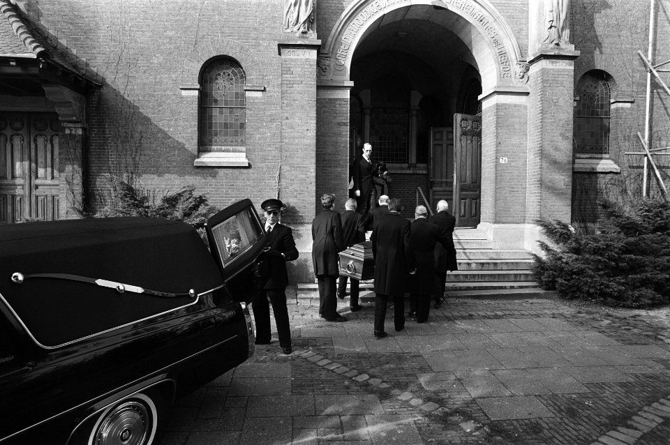 Uitvaart Verolme, 2a en 3a de kist met Verolme uit auto de Westerkerk in Rotterd, Bestanddeelnr 931-4247