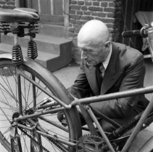Uitvinder die een opbouwbare fiets bouwde, Bestanddeelnr 900-6542