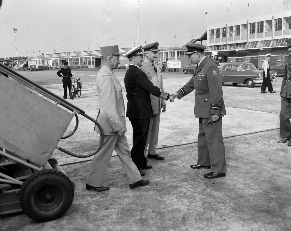Uitvoerend Comite van de NAVO op Schiphol Nederland (rechts) Generaal Majoor H, Bestanddeelnr 908-7633