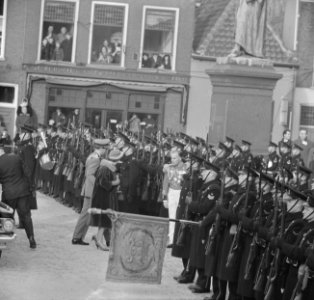 Uitvaart prinses Wilhelmina , het stoffelijk overschot wordt Nieuwe kerk binneng, Bestanddeelnr 914-5959