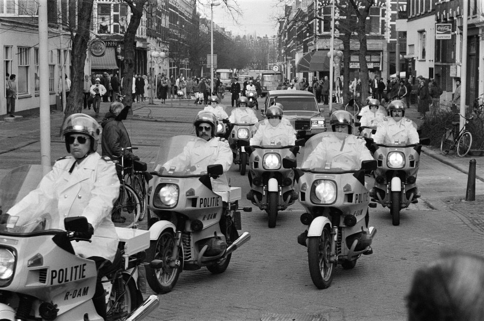 Uitvaart van de j.l. zaterdag doodgeschoten hoofdagent W. Schepen de stoet wer, Bestanddeelnr 933-2306