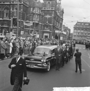 Uitvaart stoffelijk overschot Hans Kaart uit de Stadsschouwburg. De wagen met de, Bestanddeelnr 915-2928