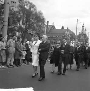 Uitvaart stoffelijk overschot Hans Kaart uit de Stadsschouwburg Echtgenote Caro, Bestanddeelnr 915-2929