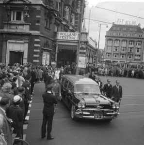 Uitvaart stoffelijk overschot Hans Kaart uit de Stadsschouwburg. De wagen met de, Bestanddeelnr 915-2930