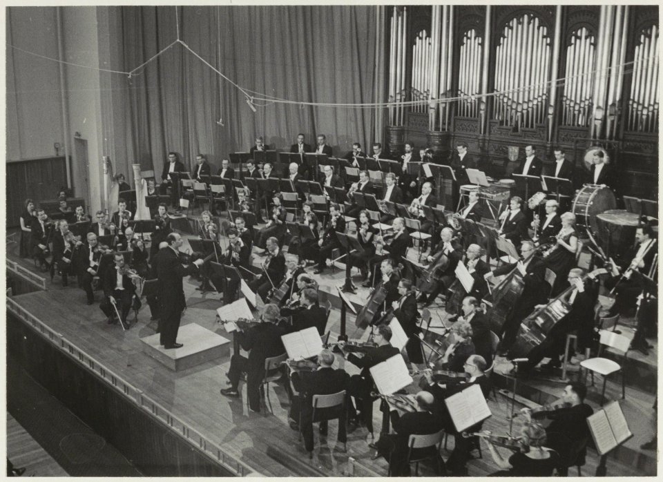 Uitvoering van het Noordhollands Philharmonisch Orkest o.l.v. Henri Arends in het Concertgebouw. NL-HlmNHA 54016029