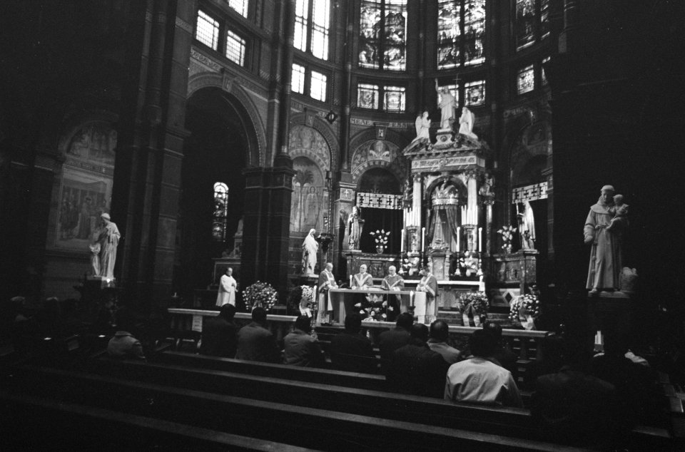Uitvaartdienst in Nicolaaskerk voor omgekomen bemanningsleden van tanker Diana, Bestanddeelnr 921-9537