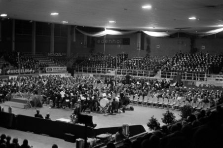 Uitvoering van 32 koren en muziekverenigingen in Edenhal in Amsterdam (ivm Am, Bestanddeelnr 928-1854
