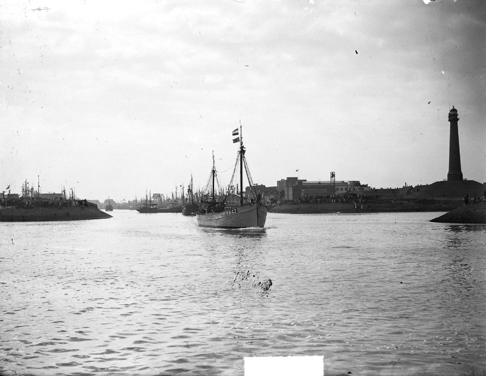 Uitvaren vissersvloot uit IJmuiden, Bestanddeelnr 903-9882