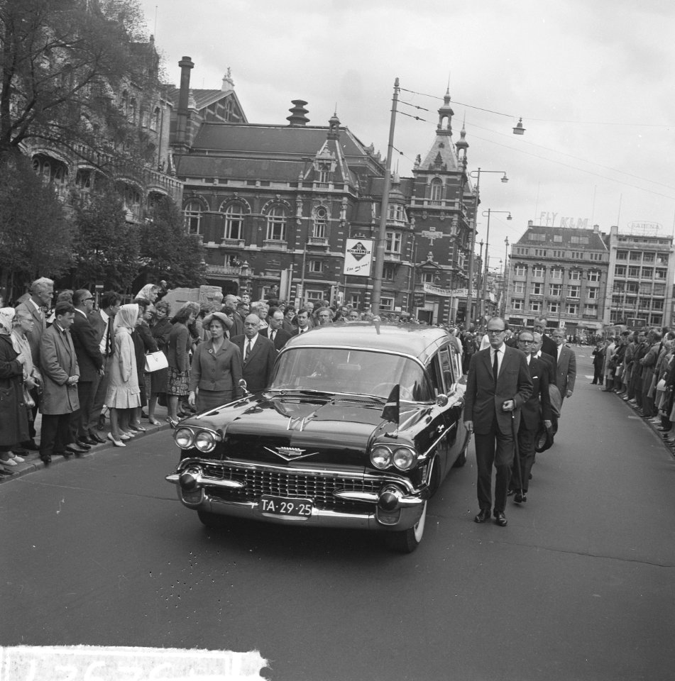 Uitvaart stoffelijk overschot Hans Kaart uit de Stadsschouwburg. De wagen met de, Bestanddeelnr 915-2927