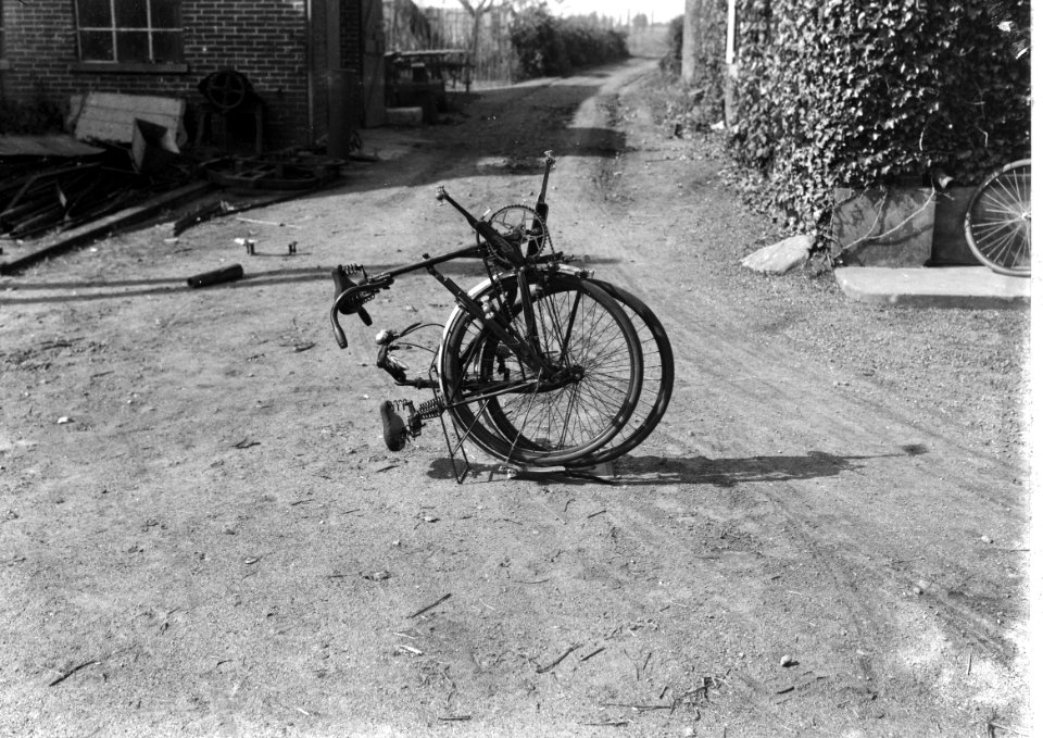 Uitvinder die een opvouwbare fiets bouwde, Bestanddeelnr 900-8600