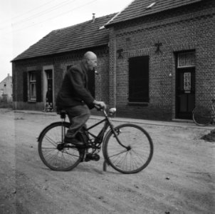 Uitvinder die een opvouwbare fiets bouwde, Bestanddeelnr 900-6252