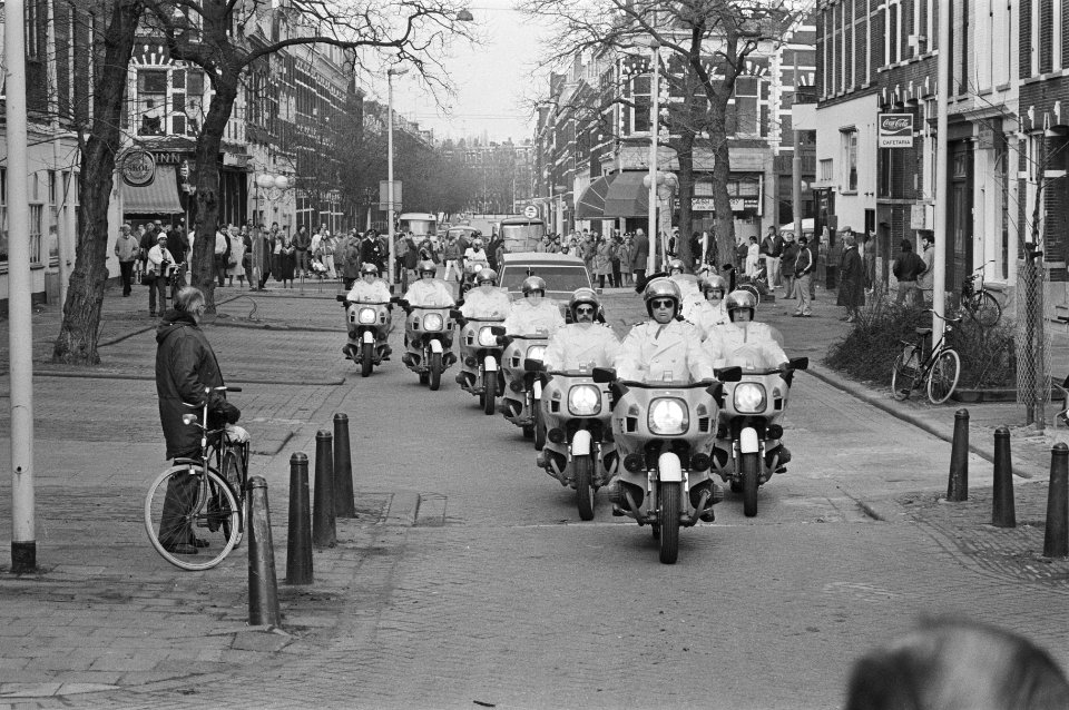 Uitvaart van de j.l. zaterdag doodgeschoten hoofdagent W. Schepen de stoet wer, Bestanddeelnr 933-2307