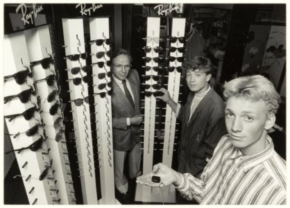 Uitvinder van de brillenkluis Chris Tegel met zijn zonen Omar en Wigard bij de brillenkluizen in zijn optiekzaak. NL-HlmNHA 54020764