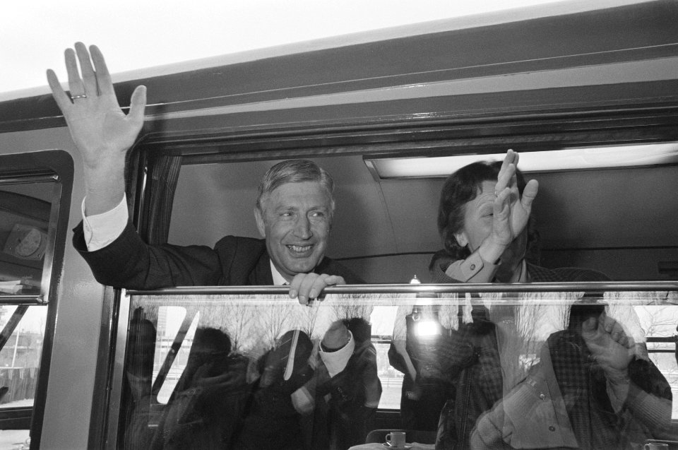 Uitwuif-ontvangst voor oud premier Dries van Agt in W in Amsterdam bij vertrek, Bestanddeelnr 933-9536