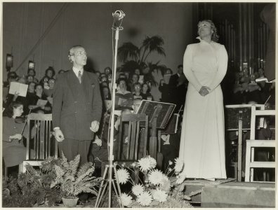 Uitvoering van Jeanne d 'Arc Au Bûcher van Artur Honegger in de Gem. Concertzaal tijdens het 40-jarig bestaan van de Haarlemse Oratorium Vereniging, o.l.v. dirigent George Robert met de ac, NL-HlmNHA 54004091