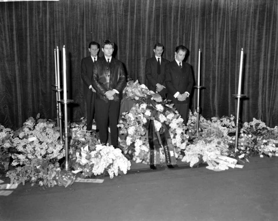 Uitvaart van acteur Ben Groeneveld, o.a. Marie Hamel, R. de Vries, E. Smit (dire, Bestanddeelnr 913-5400
