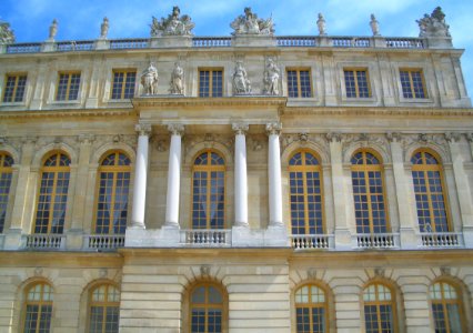 Une entrée du château de Versailles photo