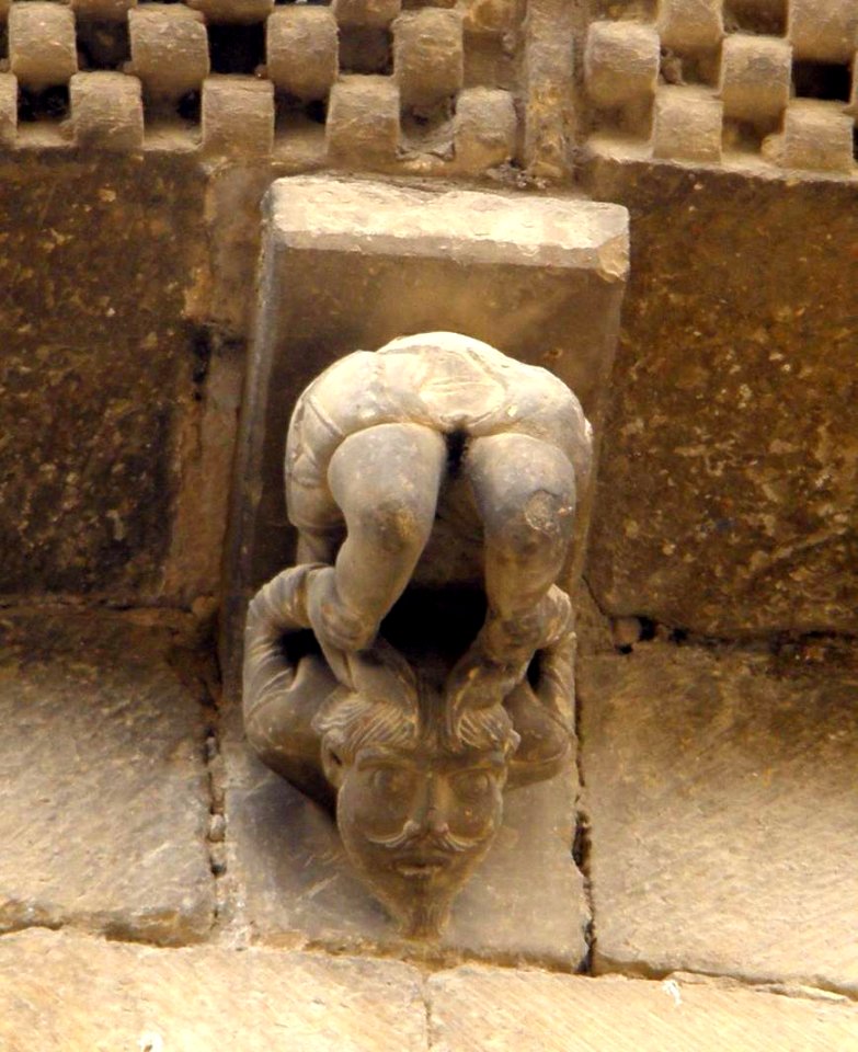 Uncastillo - Iglesia de Santa María la Mayor, canecillos 01