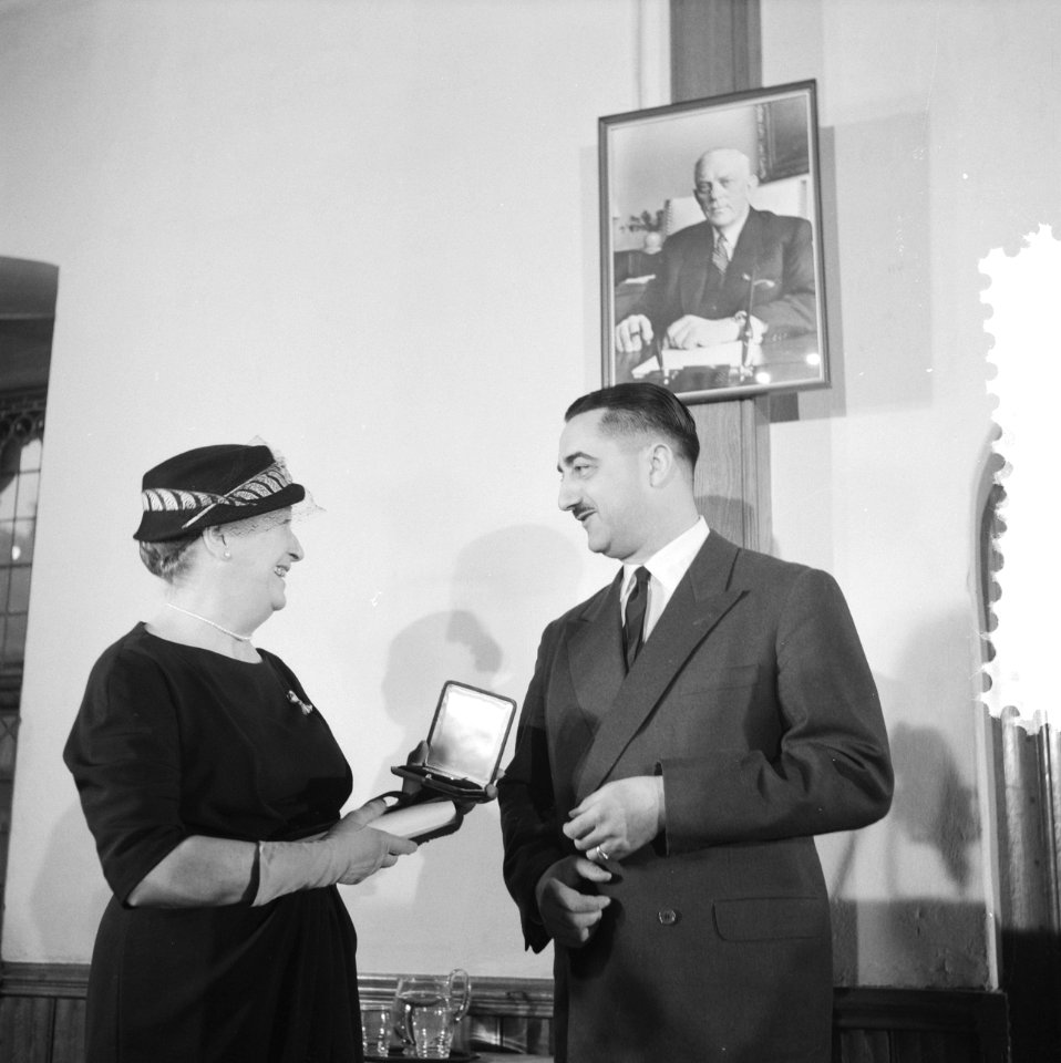 Uitreiking Edward Award Medal, Bestanddeelnr 910-9656