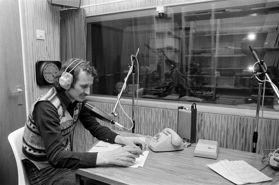 Uitzendingen Radio Amsterdam Stad van start gegaan disjockey aan het werk, Bestanddeelnr 928-3451