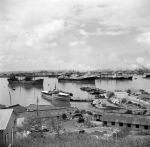 Uitzicht op de haven van de olieraffinaderij van de CPIM op de Isla op Curaçao, Bestanddeelnr 252-7725