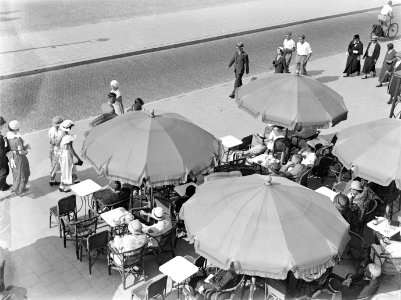 Uitzicht op een terras op de boulevard in Scheveningen, Bestanddeelnr 189-0760