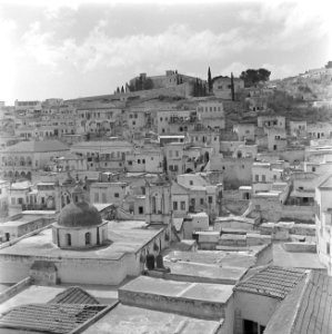 Uitzicht over het centrum van Nazareth met op de voorgrond een kerk met twee tor, Bestanddeelnr 255-1029