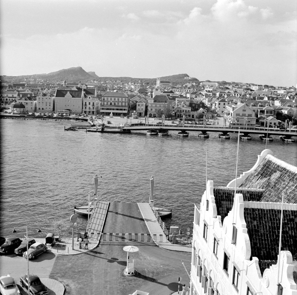 Uitzicht over de St. Annabaai in Willemstad. De pontonbrug is open, Bestanddeelnr 252-3104