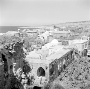 Uitzicht op Byblos met op de voorgrond ruïnes en gebouwen, op de achtergrond de , Bestanddeelnr 255-6371