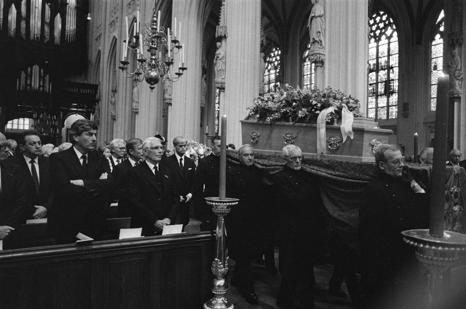 Uitvaartmis oud premier De Quay in de Sint Jan in Den Bosch vooraan v.l.n.r. mi, Bestanddeelnr 933-3728