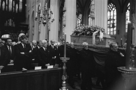 Uitvaartmis oud premier De Quay in de Sint Jan in Den Bosch vooraan v.l.n.r. mi, Bestanddeelnr 933-3728