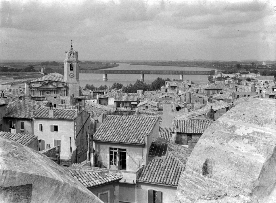 Uitzicht over Arles en een zijtak van de Rhône, Bestanddeelnr 252-1820