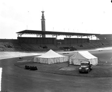 Uitzetten van tenten in stadion voor rennerskwartier Nederlandse ploeg Tour de F, Bestanddeelnr 906-5593
