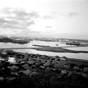Uitzicht over het Schottegat op Curaçao met de raffinaderij op de achtergrond, Bestanddeelnr 252-3247