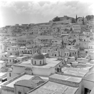 Uitzicht over het centrum van Nazareth met kerk met twee torens en een koepel, Bestanddeelnr 255-1030