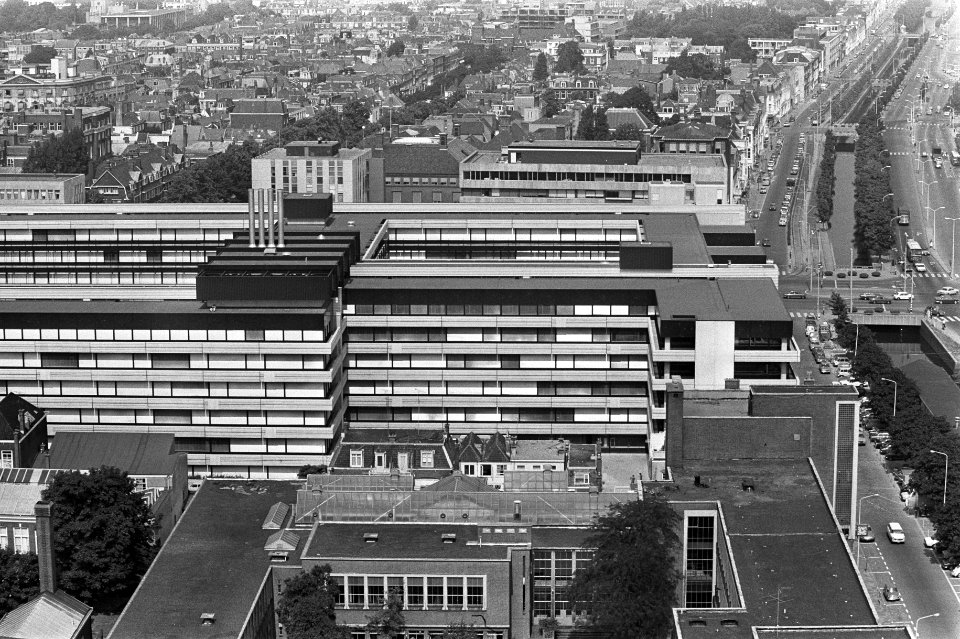 Uitzicht van boven op het ministeriegebouw, Bestanddeelnr 928-0883