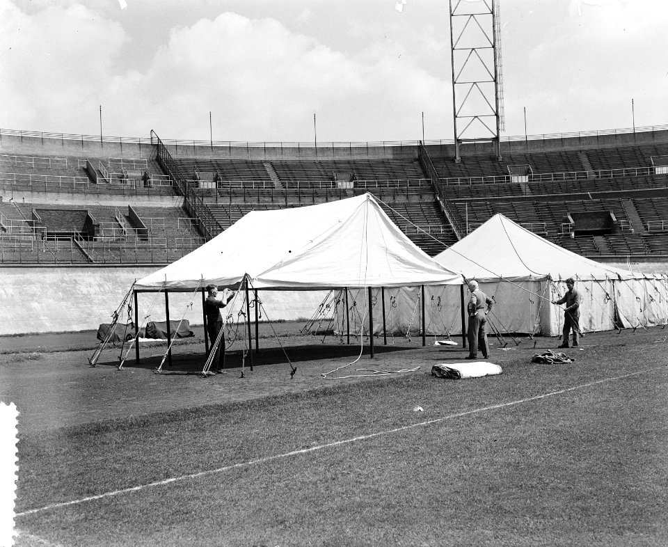 Uitzetten van tenten in stadion voor rennerskwartier Nederlandse ploeg Tour de F, Bestanddeelnr 906-5594