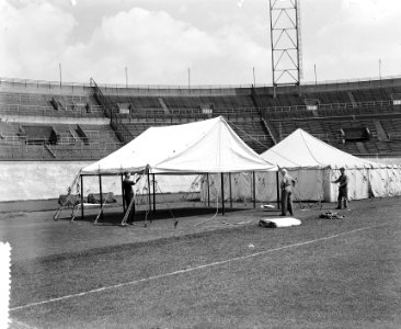 Uitzetten van tenten in stadion voor rennerskwartier Nederlandse ploeg Tour de F, Bestanddeelnr 906-5594