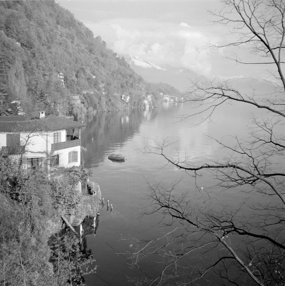 Uitzicht vanuit Villa Remarque in Porto Ronco op de bergen en het Lago Maggiore, Bestanddeelnr 254-4717