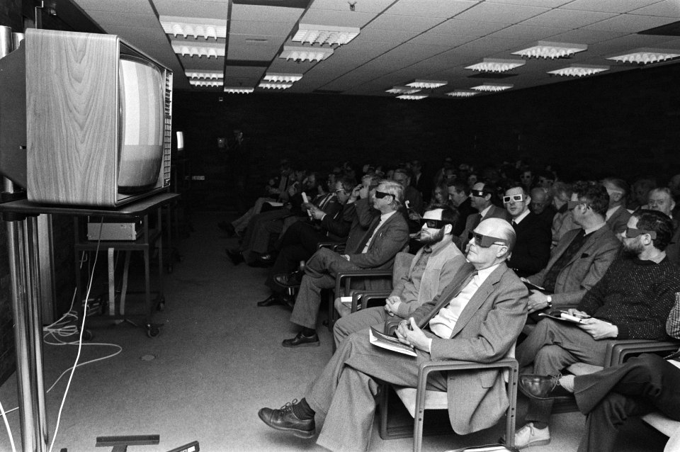 Uitzending in Hilversum voor pers eerste driedimensionale tv-programma dat 28 fe, Bestanddeelnr 931-9975