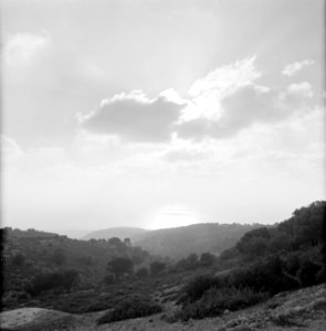 Uitzicht over berglandschap met wolkenvelden erboven, Bestanddeelnr 255-2124