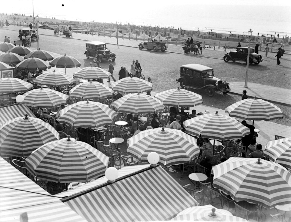 Uitzicht op een terras op de boulevard in Scheveningen, Bestanddeelnr 189-0758